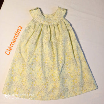 Robe d'été, petites fleurs sur fond jaune